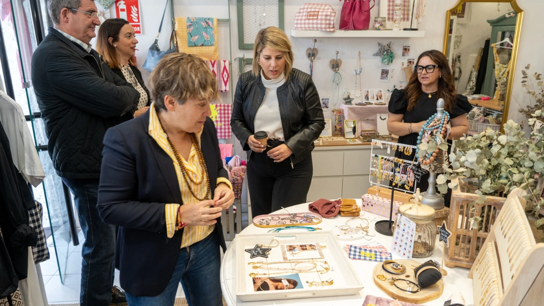 La alcaldesa Noelia Arroyo y la edil de Comercio Belén Romero durante una visita a negocios de Cartagena.