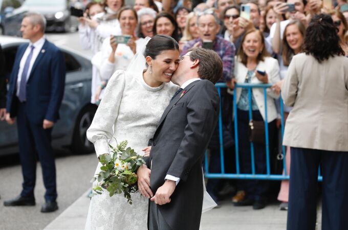 Almeida y Teresa Urquijo se funden en un tímido beso el día de su boda