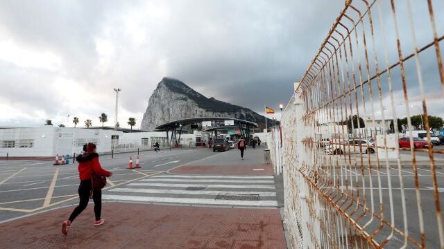 Personas entran al Peñón en la frontera con La Línea de la Concepción (Cádiz).