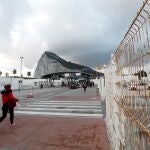 Personas entran al Peñón en la frontera con La Línea de la Concepción (Cádiz).