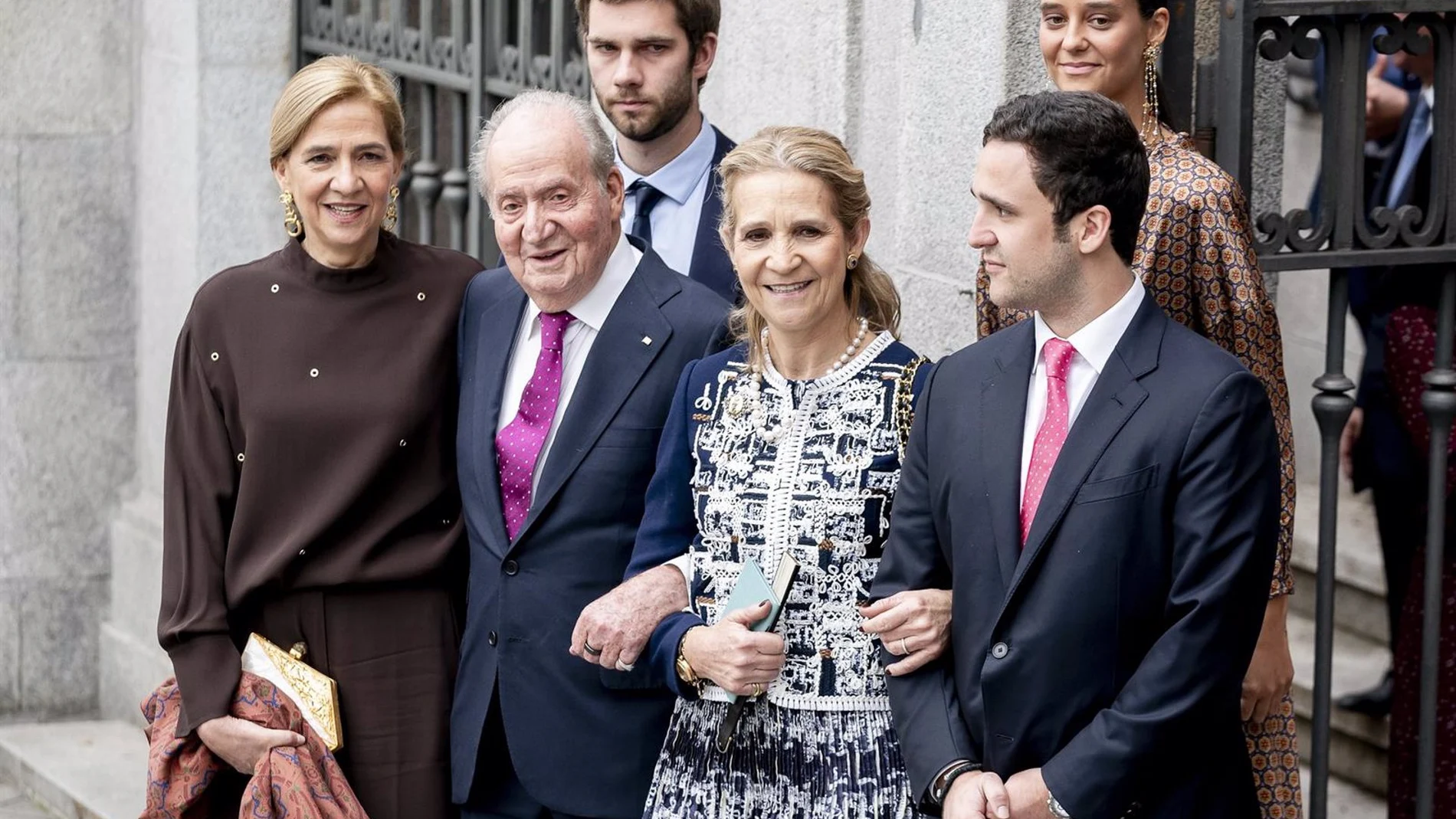 El Rey Juan Carlos I protagoniza una imagen entrañable con sus hijas y nietos