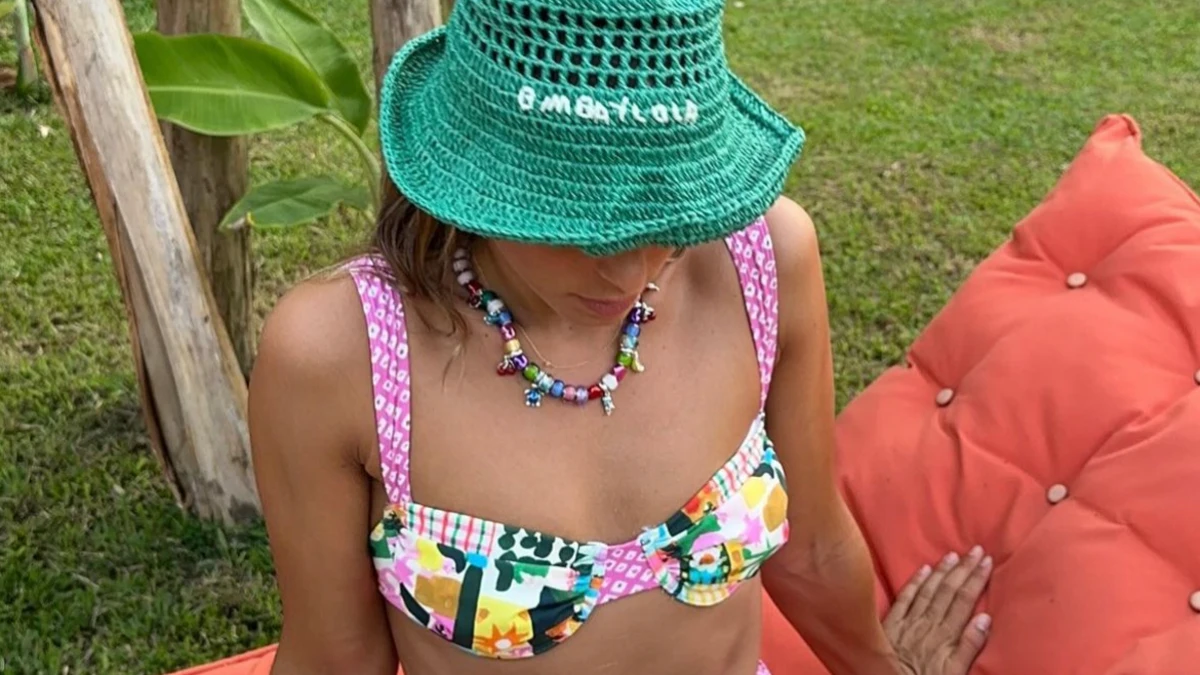 Si vives en una zona de costa, vas a querer tener el bikini multicolor de efecto vientre plano de Sara Baceiredo 