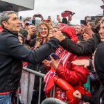 Valverde saluda a los aficionados del Athletic a su llegada a Bilbao
