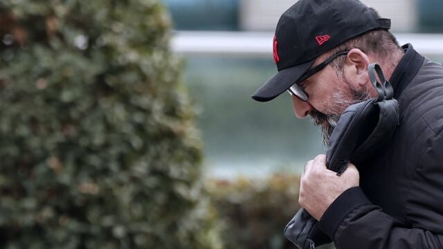 MADRID, 22/02/2024.- Koldo García, exasesor del exministro socialista José Luis Ábalos, a la salida de la Audiencia Nacional este jueves. El juez de la Audiencia Nacional Ismael Moreno ha acordado la puesta en libertad y la retirada del pasaporte para Koldo García, exasesor del exministro socialista José Luis Ábalos; el presidente del Zamora CF, Víctor de Aldama, y otro de los detenidos por presunta corrupción en la compra de mascarillas en pandemia. EFE/Sergio Pérez