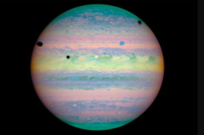 Eclipse triple en Júpiter, capturado por el Telescopio Espacial Hubble.
