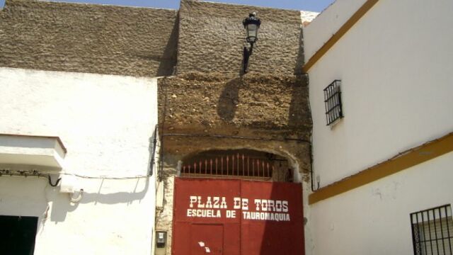 La Plaza con los restos de la muralla