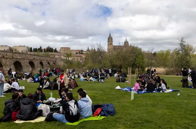 La lluvia y el frío deslucen pero no impiden el popular Lunes de Aguas en Salamanca