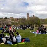 Decenas de jóvenes celebrando el Lunes de Aguas en Salamanca