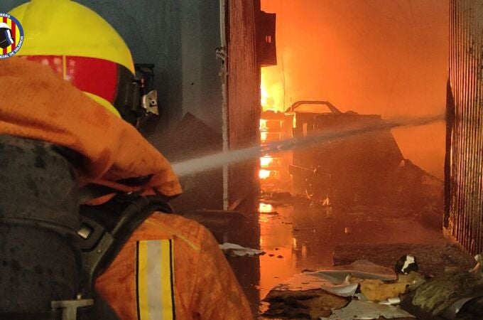 Extinguido el incendio que ha destrozado seis de las siete naves de la empresa Cecotec en Sollana (Valencia)
