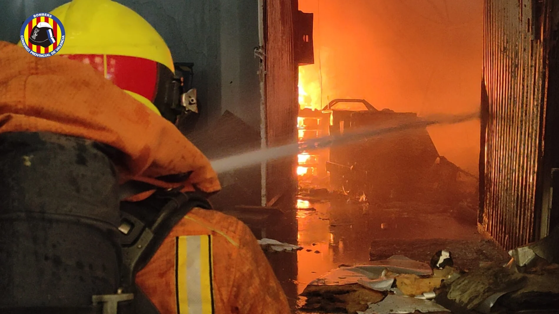 Extinguido el incendio que ha destrozado seis de las siete naves de la empresa Cecotec en Sollana (Valencia)