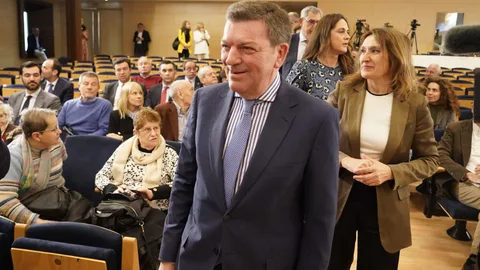 Los consejeros González Gago y Lucas a su llegada al congreso "Somos Castilla y León" de El Mundo