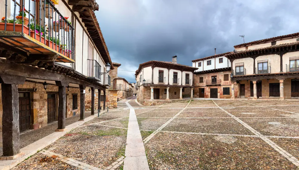 Plaza del Trigo de este curioso pueblo de Guadalajara donde se grabó la serie que arrasa en Netflix