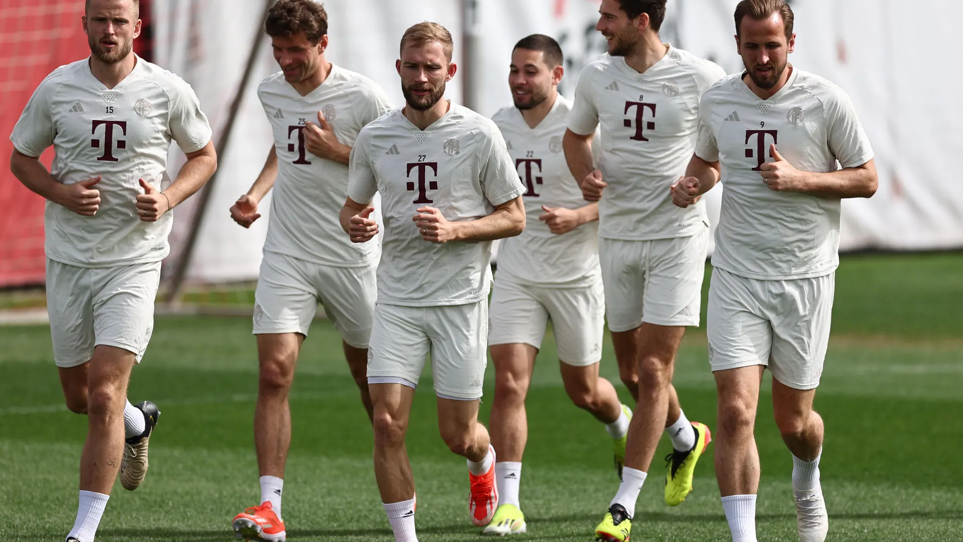 Munich (Germany), 08/04/2024.- Munich's Eric Dier (front row, L-R) Konrad Laimer and Harry Kane participate in the team's training session in Munich, Germany, 08 April 2024. Bayern Munich will face Arsenal in a UEFA Champions League quarter final, 1st leg soccer match on 09 April. (Liga de Campeones, Alemania) EFE/EPA/ANNA SZILAGYI 