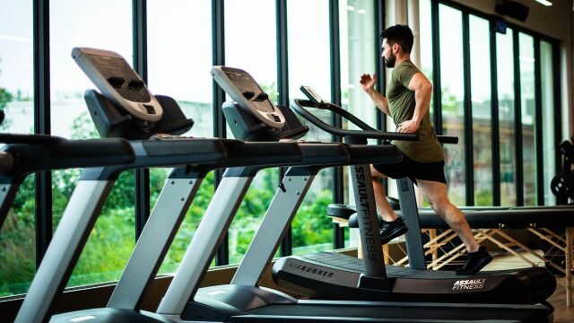 Hombre en la cinta de correr