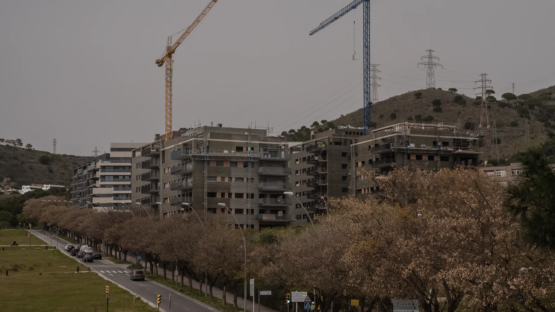 Viviendas en construcción, a 8 de abril de 2024, en Barcelona, Catalunya (España). El valor medio de la vivienda, nueva y usada, en España ha subido entre enero y marzo de este año solo un 0,1% respecto al último trimestre de 2023, mientras que el incremento interanual fue del 3,3%. Se trata de la menor tasa de crecimiento trimestral desde finales de 2020. Además, en grandes capitales como Madrid y Barcelona, los precios han bajado en el primer trimestre respecto al anterior, un 1,1% y un 0,7...