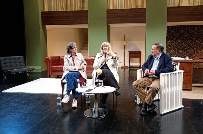 Las actrices Lluïsa Mallol y Lina Lambert y el escritor Sergio Vila-Sanjuán presentan 'La agente literaria' en el Teatre Akadèmia de Barcelona (Catalunya, España) el 8 de abril de 2024