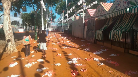 Destrozos por la lluvia en los preparativos de la feria de Abril de Sevilla