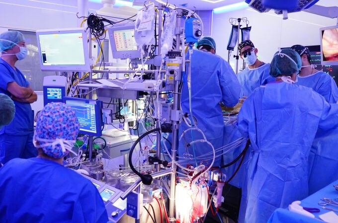 Imagen de una intervención mínimamente invasiva practicada por el Centro de Cardiopatías Congénitas de Barcelona