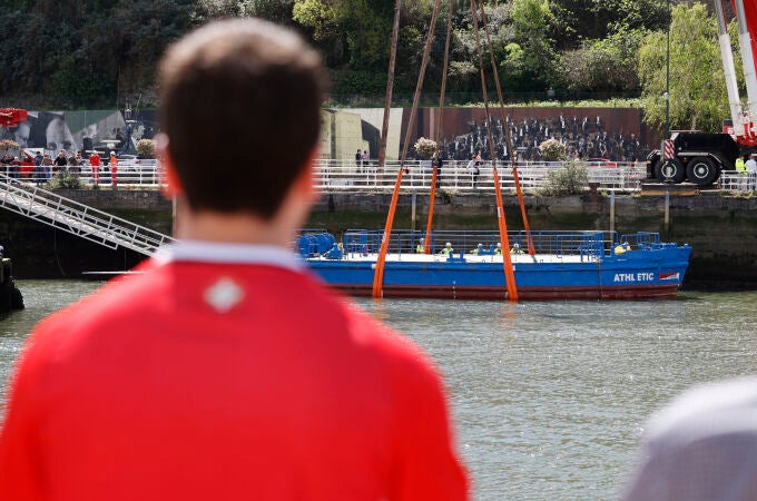 El Itsas Museum de Bilbao saca la gabarra de su dique para ubicarla en aguas de la Ría