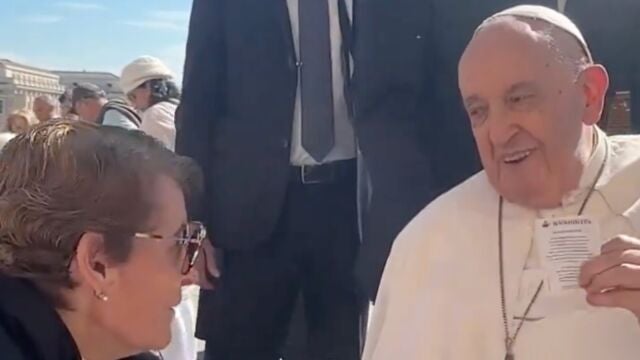 La señora de Huelva con el Papa Francisco durante una audiencia general en la plaza de San Pedro de Roma