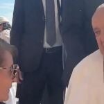 La señora de Huelva con el Papa Francisco durante una audiencia general en la plaza de San Pedro de Roma