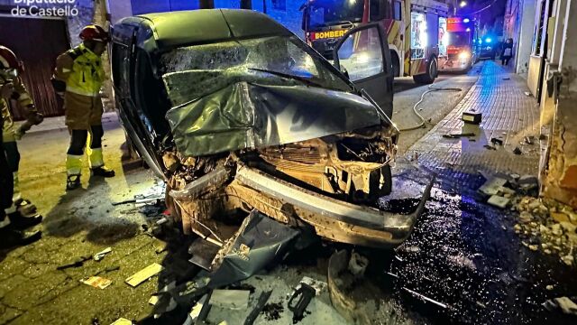 La furgoneta quedó destrozada