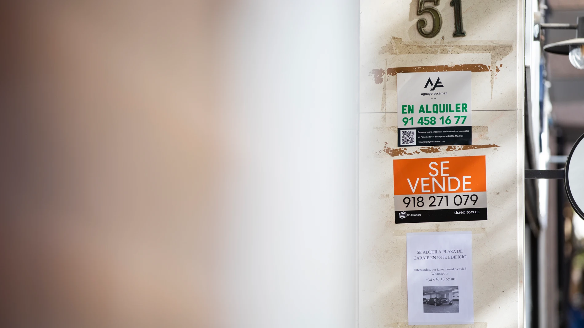 Carteles de se alquila se vende en un edificio de Madrid. © Jesús G. Feria.