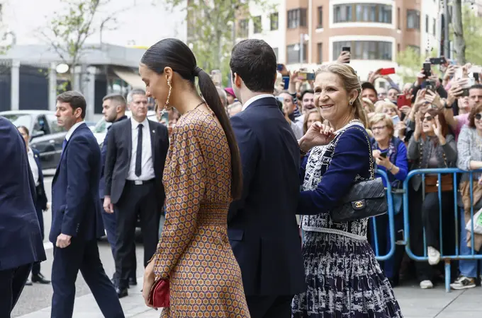 La Infanta Elena apuesta por su complemento fetiche en su look más casual para ir a la Zarzuela después de la boda de Almeida