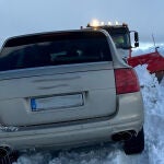 Auxilian a una familia con un bebé de un mes atrapada con su coche en la nieve en Zamora