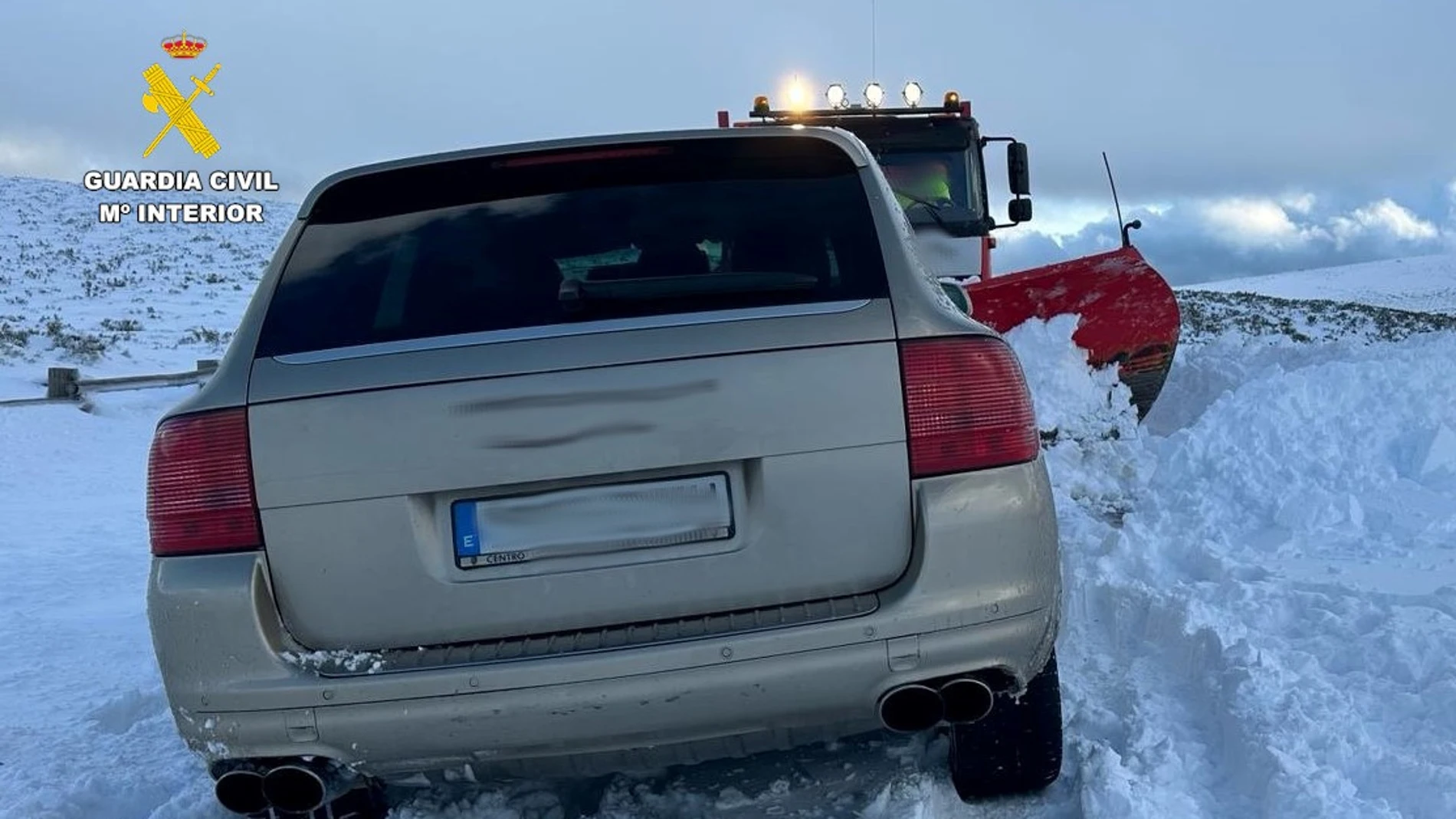 Auxilian a una familia con un bebé de un mes atrapada con su coche en la nieve en Zamora