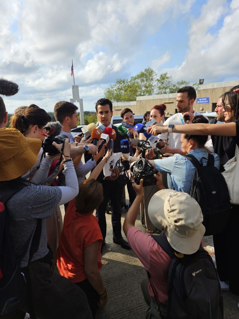 El abogado Juan Gonzalo Ospina atiende a los medios en el primer día del juicio contra Daniel Sancho en Tailandia