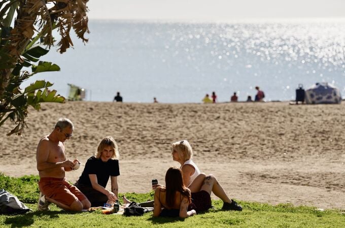Varios turistas en la playa de la Malagueta, aprovechando las buenas temperaturas