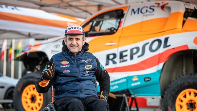 Isidre Esteve, junto a su Toyota en el rally de Portugal