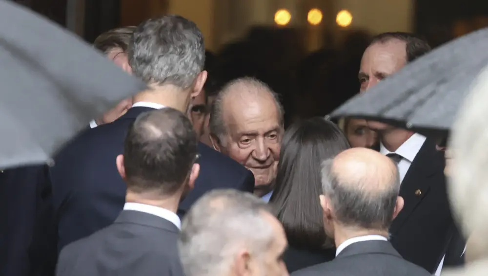 La Reina Letizia y el Rey Juan Carlos charlan en la misa en recuerdo a Fernando Gómez-Acebo