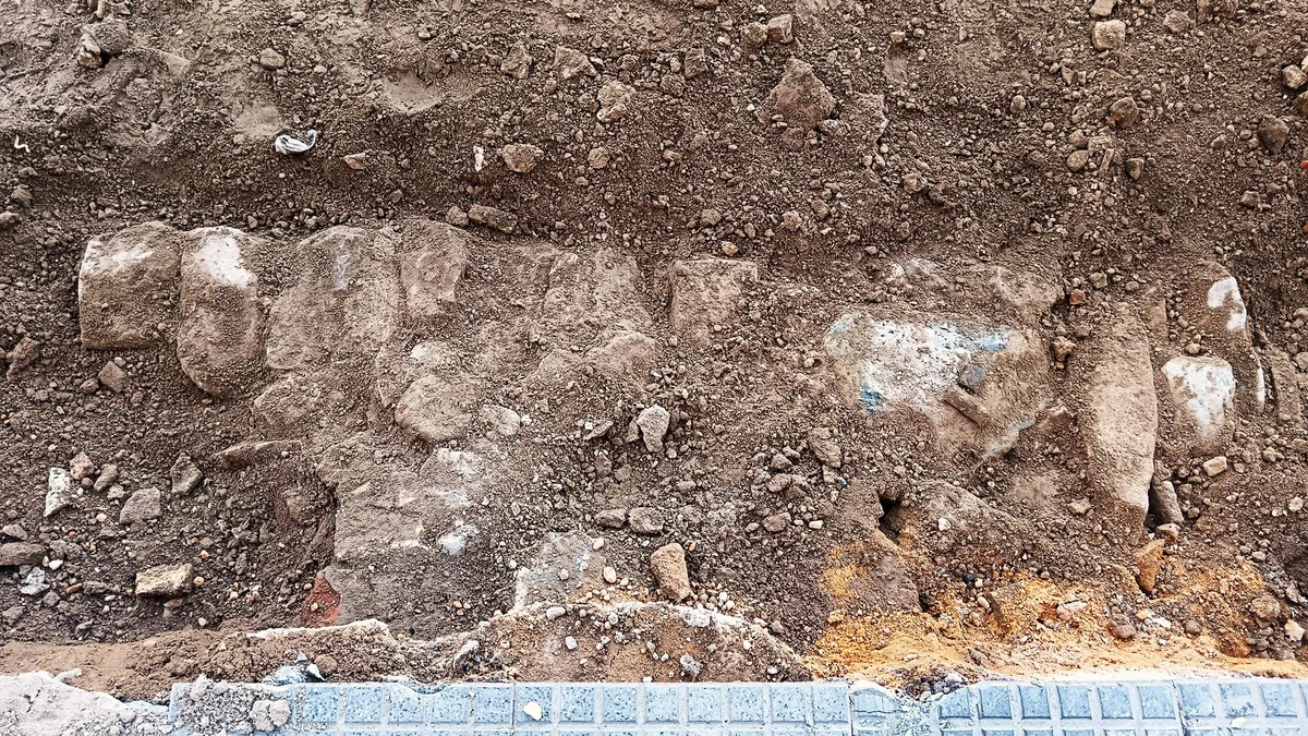 Hallan restos arqueológicos sin datar en las obras de remodelación de la Plaza de San Pedro de Huelva