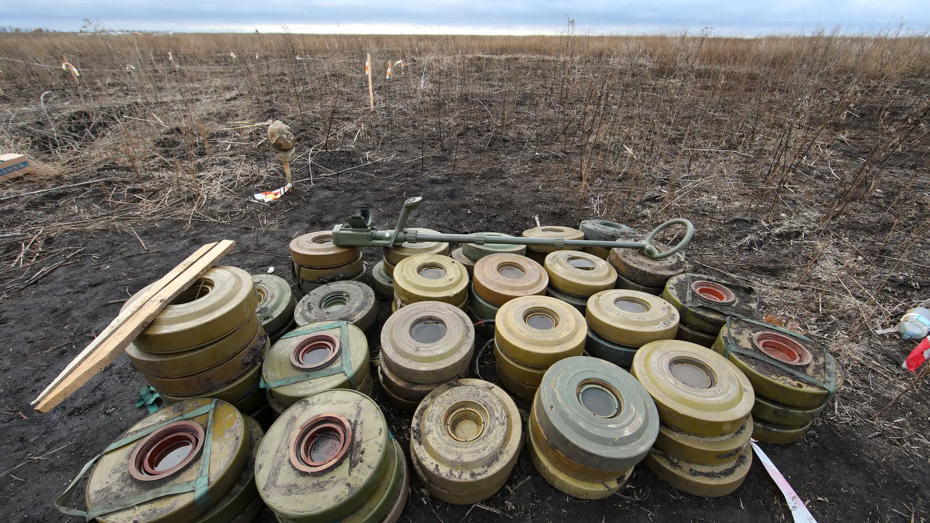 October 24, 2023, Kharkiv Region, Ukraine: KHARKIV REGION, UKRAINE - OCTOBER 24, 2023 - Anti-tank mines found by a consolidated squad of the Explosives Service of Ukraine are stacked on the ground during demining works in Kharkiv Region, northeastern Ukraine. (Foto de ARCHIVO) 24/10/2023