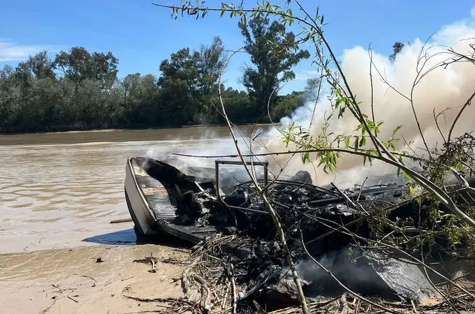 El estado de un catamarán de un millón de euros tras sufrir un incendio en Gelves (Sevilla)