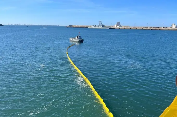 La Armada realiza con éxito el simulacro de un vertido de gasolina en aguas de la Base Naval de Rota