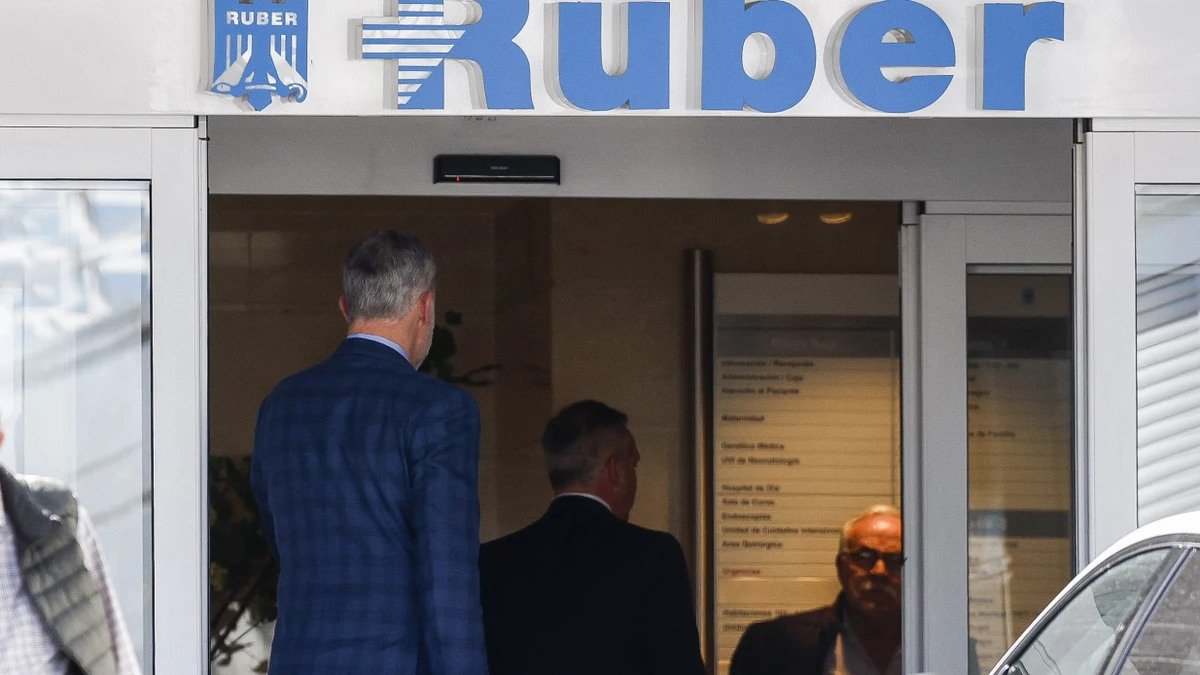 El Rey Felipe, preocupado, visita a la Reina Sofía en el hospital
