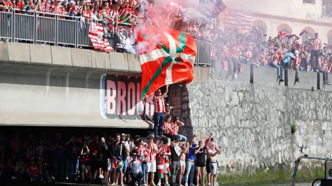 Bilbao y la Ría se abarrotan ansiosos de ver la gabarra