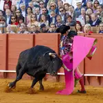 El diestro Morante de la Puebla lidia su segundo toro de la tarde durante el quinto festejo de la Feria de Abril, este jueves en la plaza de toros de la Real Maestranza de Sevilla, con toros de Juan Pedro Domecq.