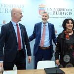 El rector de la Universidad de Burgos (UBU) junto a la investigadora Cristina Valdiosera