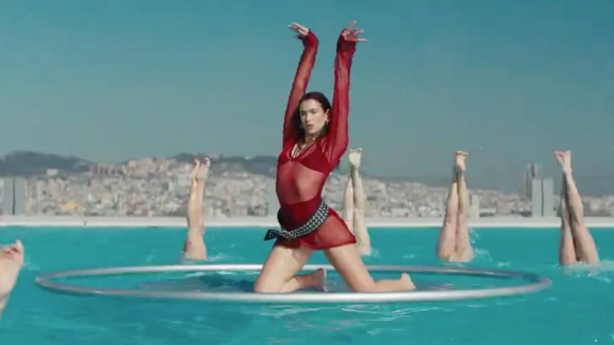 Las piscinas de Montjuïc, en Barcelona, se convierten en el escenario del nuevo videoclip de Dua Lipa