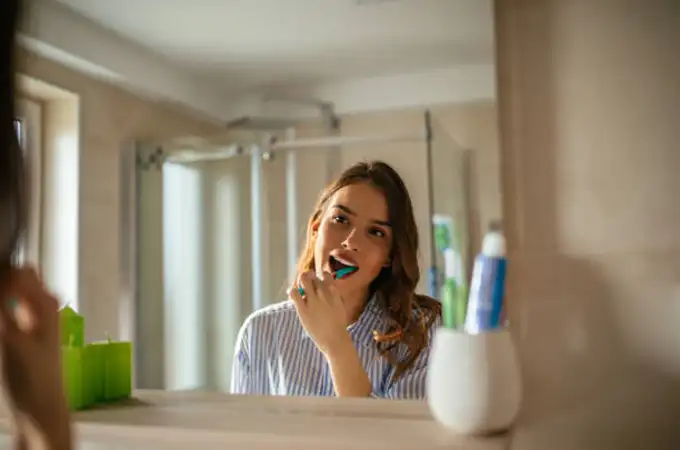 Cómo prevenir el sangrado de encías al cepillarse los dientes