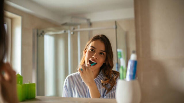 Un joven cepillándose los dientes