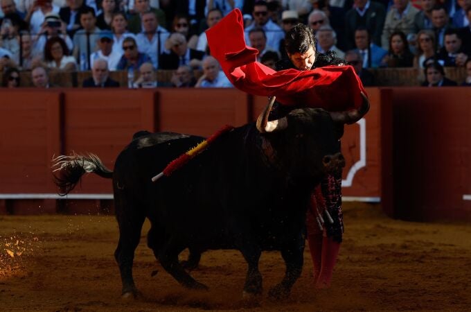 El torero Morante de la Puebla lidia el primero de la tarde durante el quinto festejo de la Feria de Abril, con toros de Juan Pedro Domecq, este jueves en la plaza de toros de la Real Maestranza de Sevilla. 