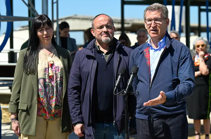 Núñez Feijóo y Alejandro Fernández atienden a los medios en Barcelona