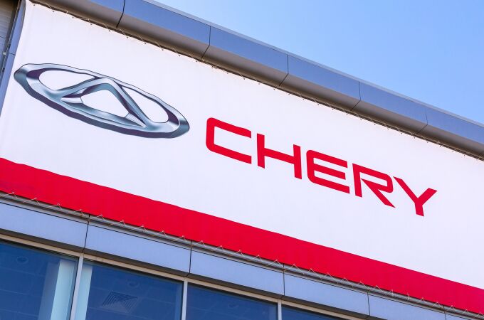 Logotipo de Chery Automobile en un concesionario de coches