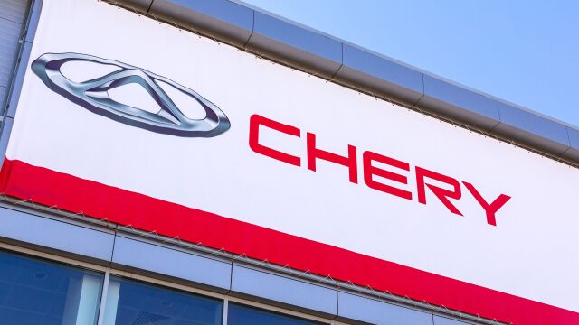 Logotipo de Chery Automobile en un concesionario de coches