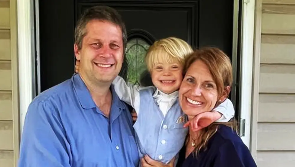 Andrew, Rachel y su hijo Theo Scott, con síndrome de Down, al que se le implantó el dispositivo experimental